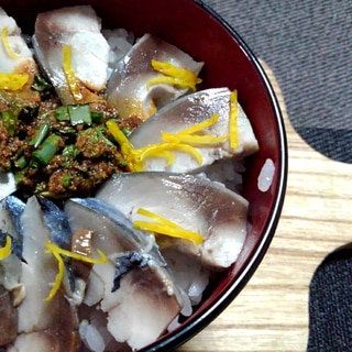 しめ鯖を黄身とゴマ醤油と柚子をちらしてしめ鯖丼☆